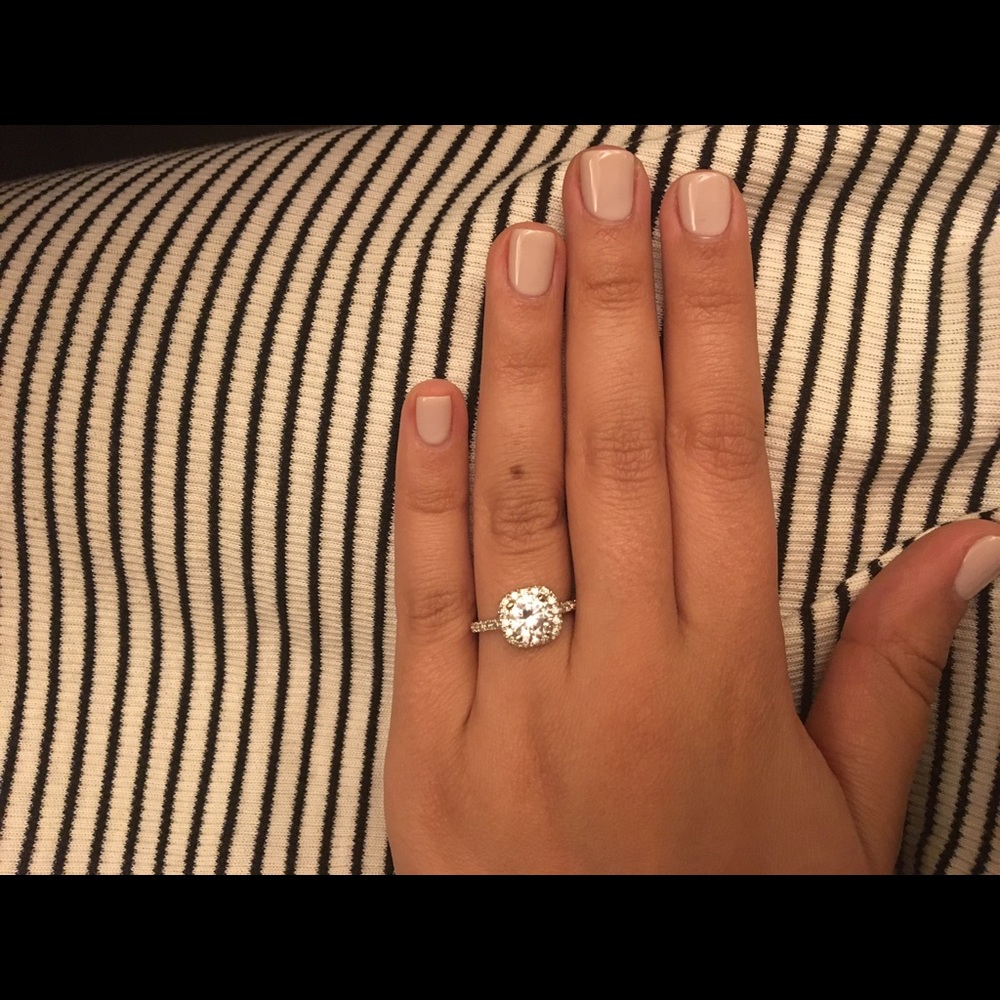 🌸 BEAUTIFUL engagement ring with halo - Picture 3 of 8