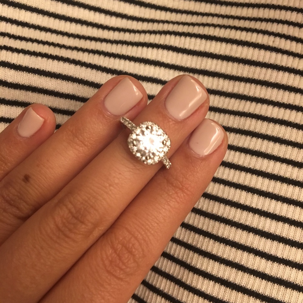 🌸 BEAUTIFUL engagement ring with halo - Picture 2 of 8