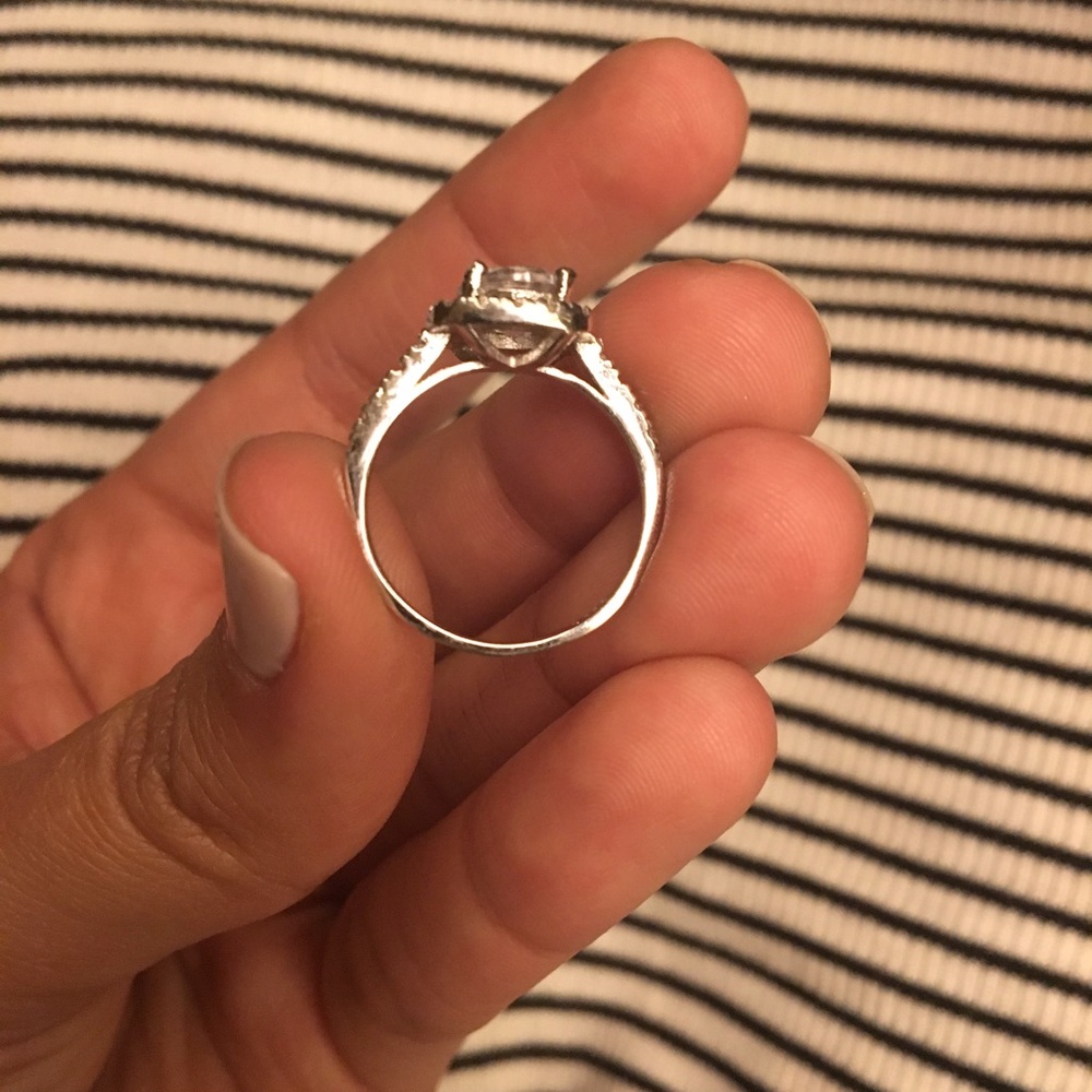🌸 BEAUTIFUL engagement ring with halo - Picture 5 of 8