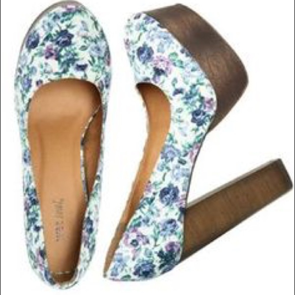 🆑SALE! 💐👠Wet Seal Floral Platforms👠💐