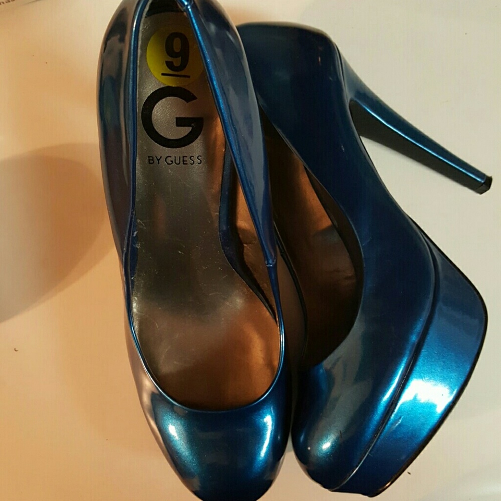 Stiletto shiny blue shoes