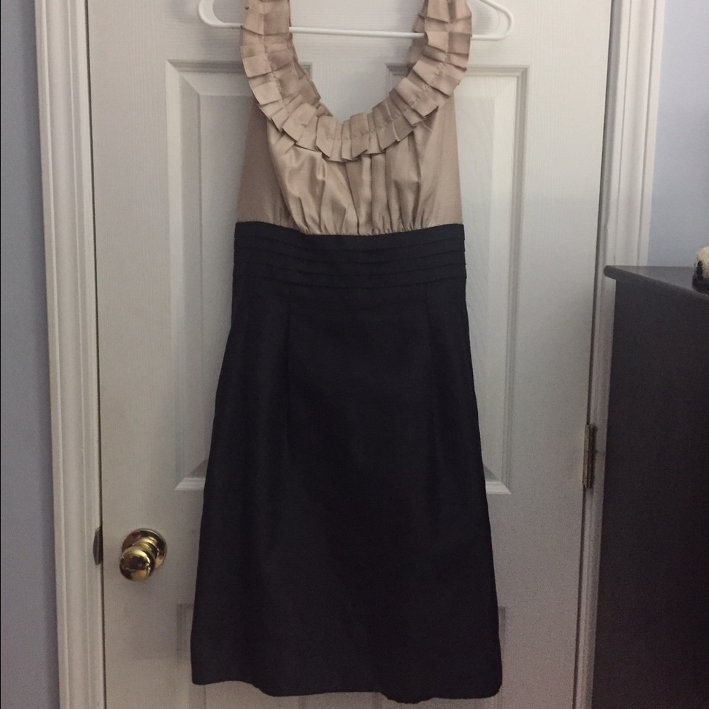 Great scoop neck professional dress, with pockets!