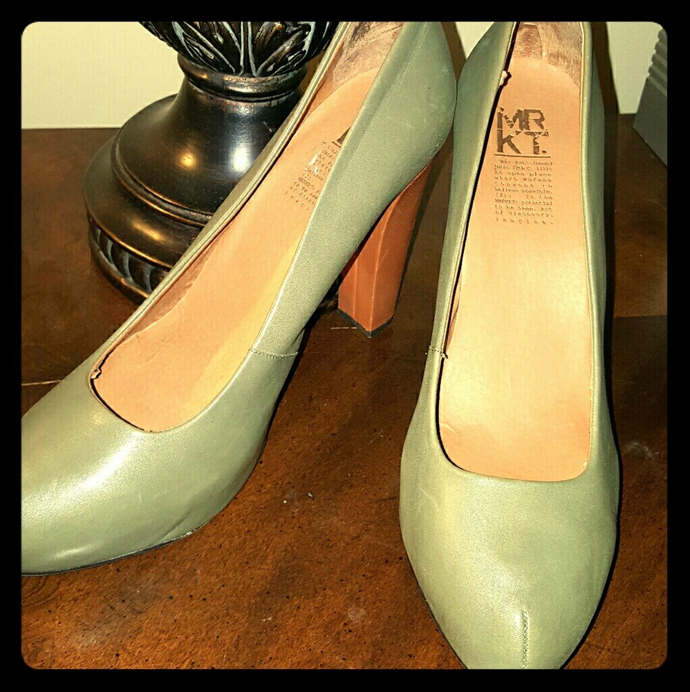 MRKT OLIVE LEATHER PUMPS