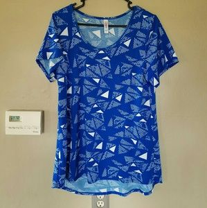 Lularoe classic tee.
