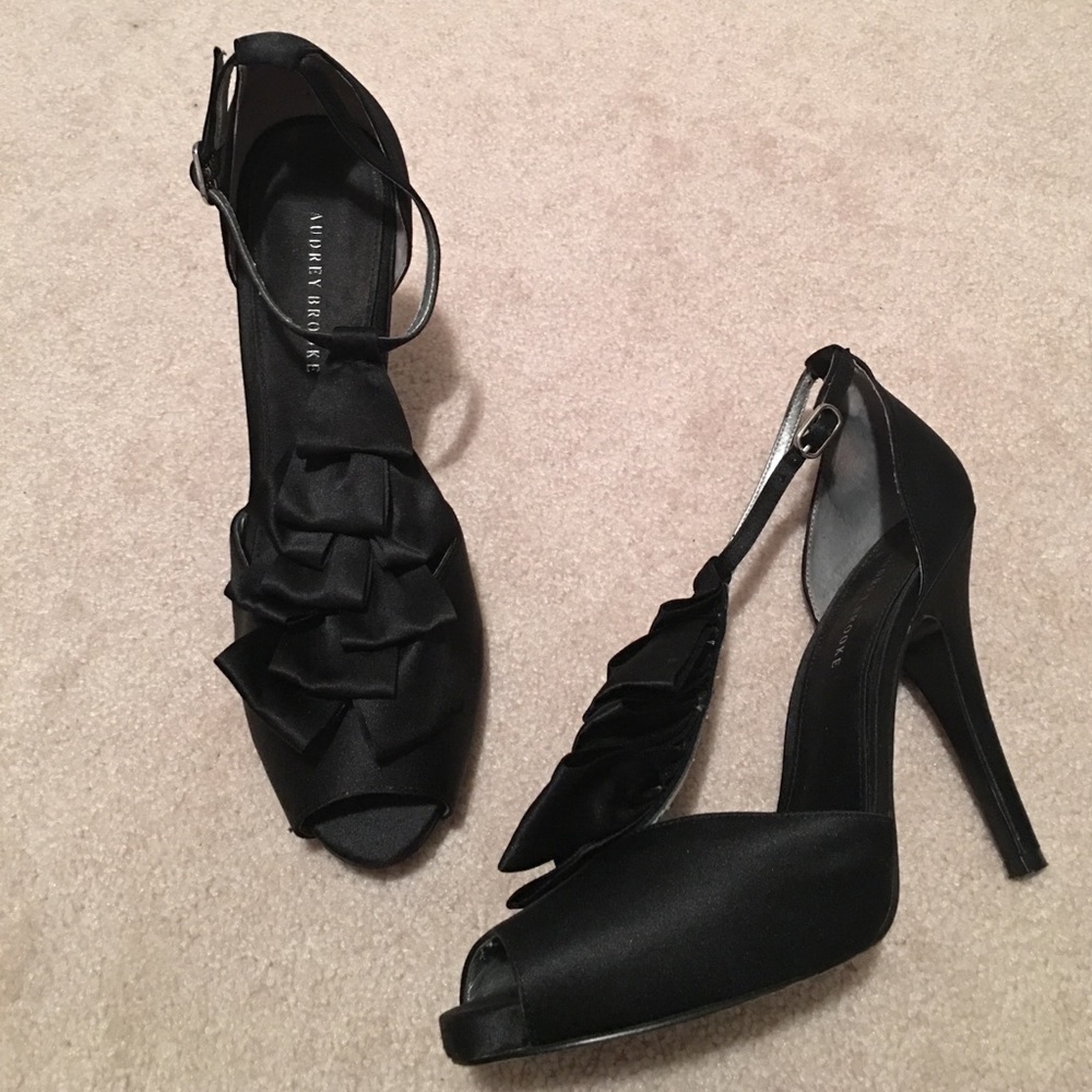 Final ⤵️$50⤵️👊💥Audrey Brooke dressy ruffle heels