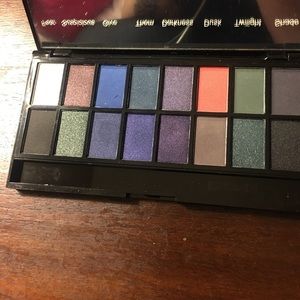 Makeup Revolution Give Them Darkness