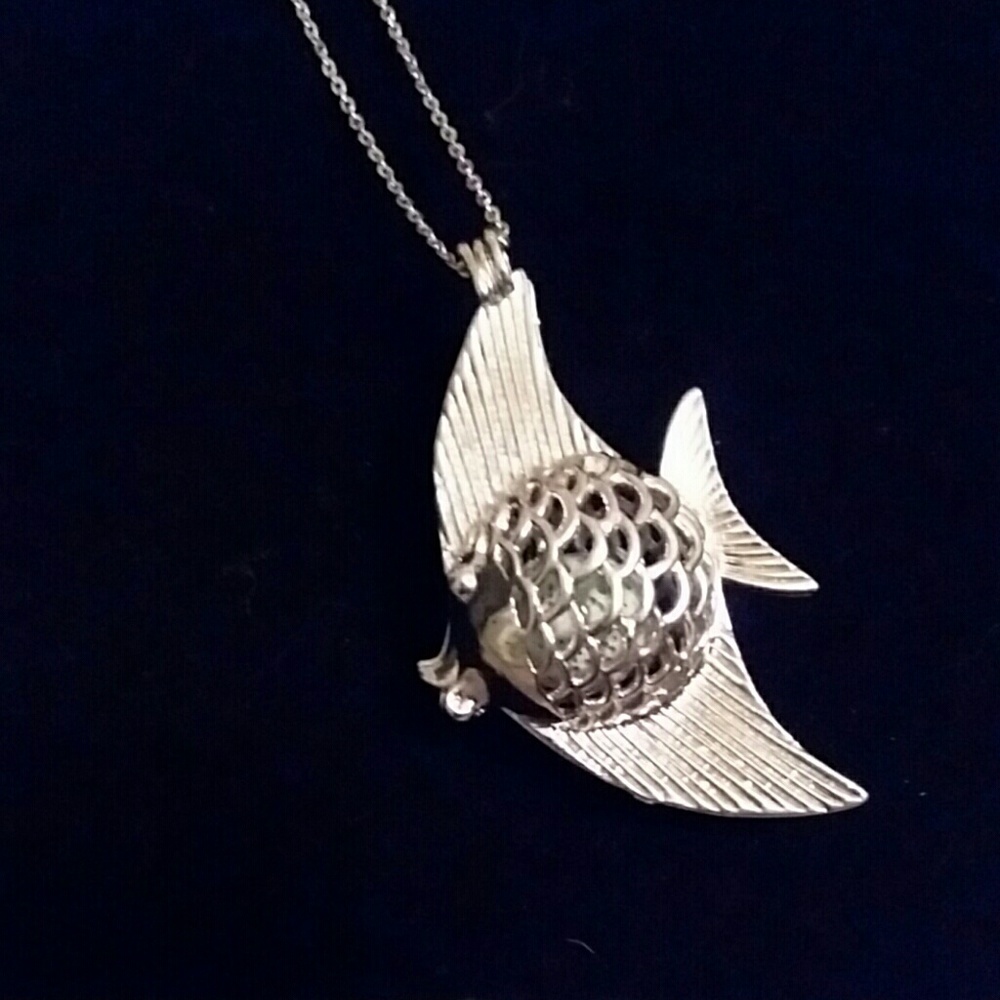 Essential oil diffuser fish necklace - Picture 5 of 7