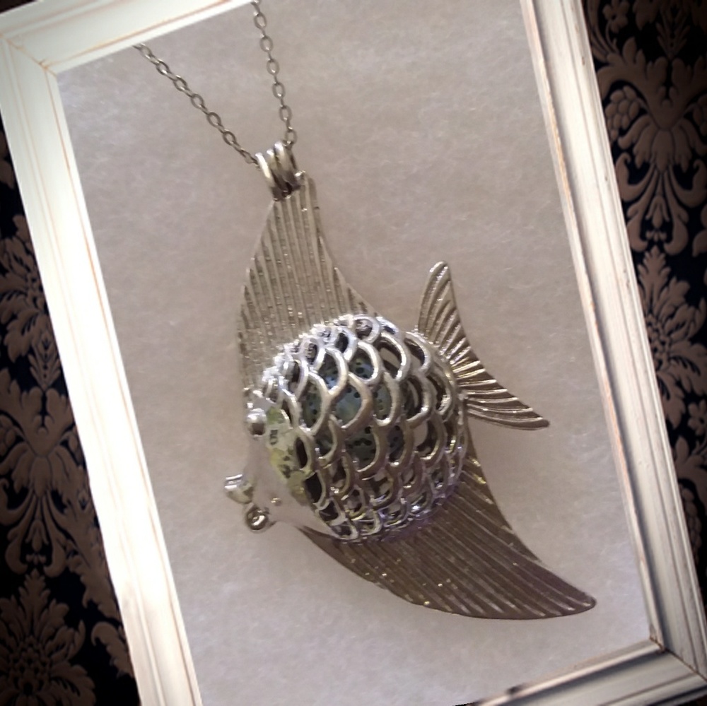 Essential oil diffuser fish necklace - Picture 2 of 7
