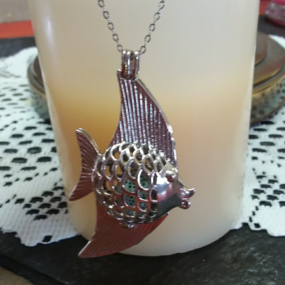 Essential oil diffuser fish necklace - Picture 3 of 7