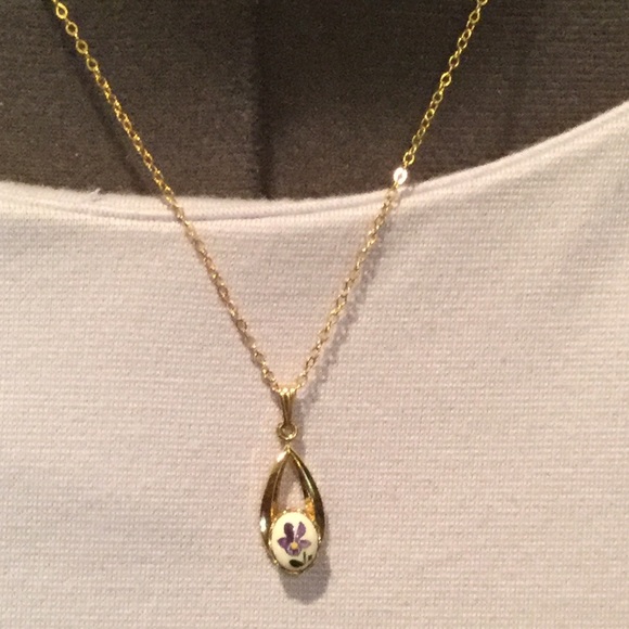 Vintage Jewelry - ♦️Delicate hand painted ceramic pendant gold