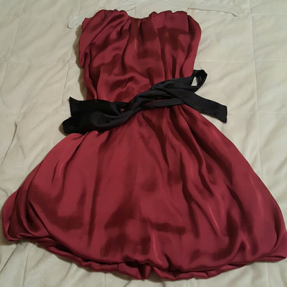 Cute strapless dark red dress