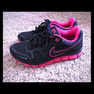 Nike women's tennis shoes