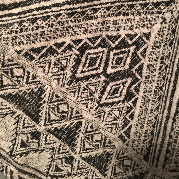 🦄 Knox Rose Blanket Shawl/Poncho - Picture 2 of 4