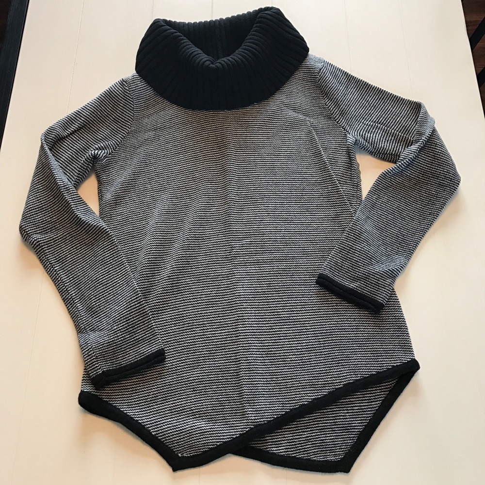 Express Size L Black/White Cowl Neck Sweater