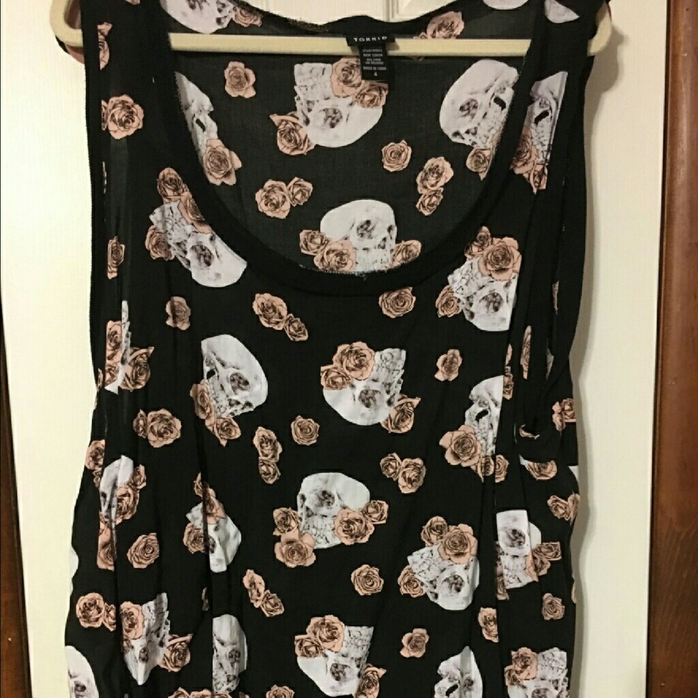 🎉🌟SALE🌟🎉Torrid size 4 Skull Shirt.