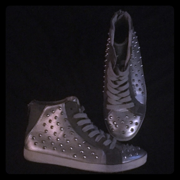 Shoes - Picture 2 of 4