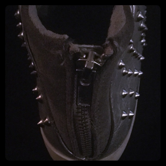 Shoes - Picture 4 of 4