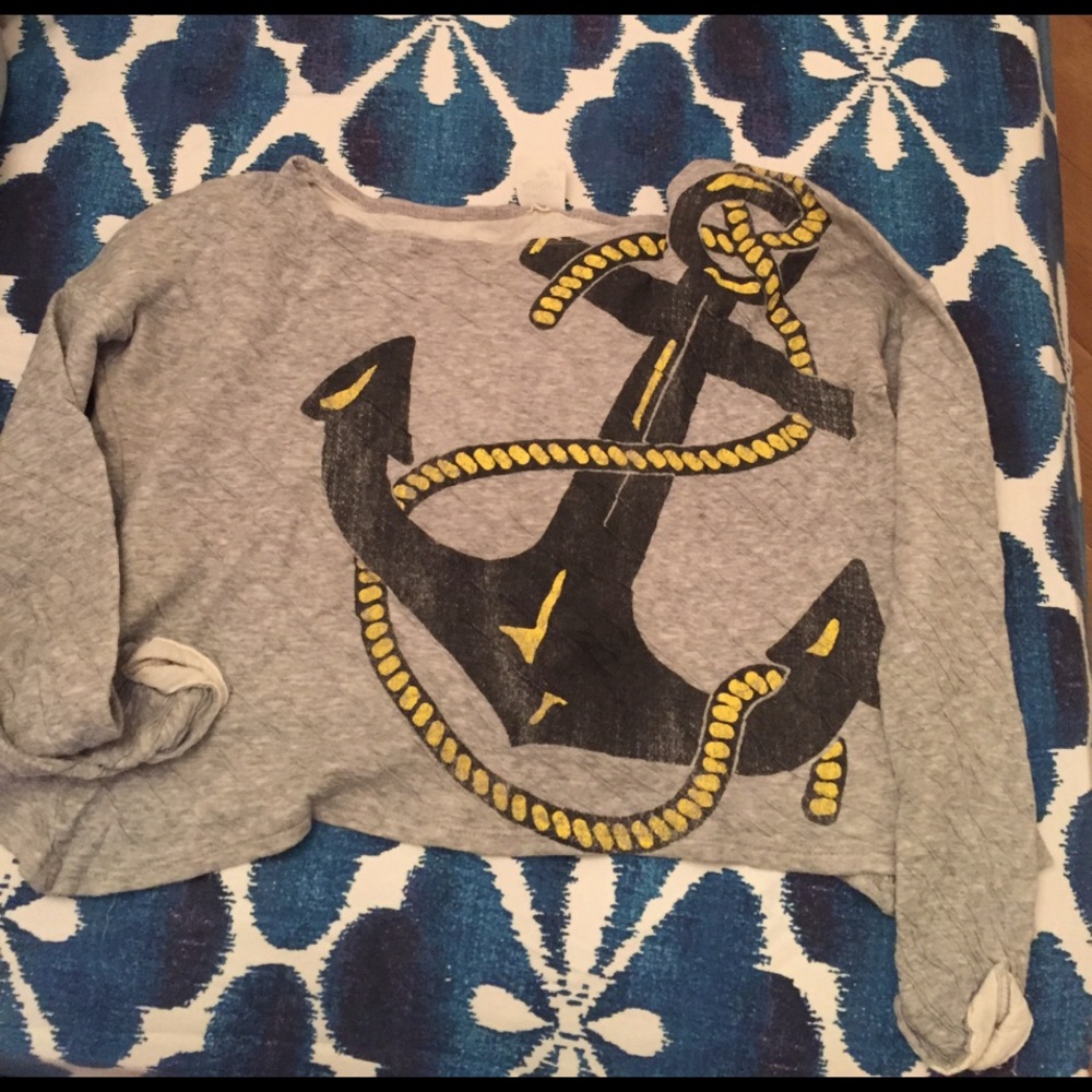 Super cute cropped anchor long sleeve top!