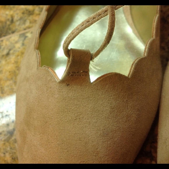 Carlos Santana Liza Flats - Picture 6 of 7