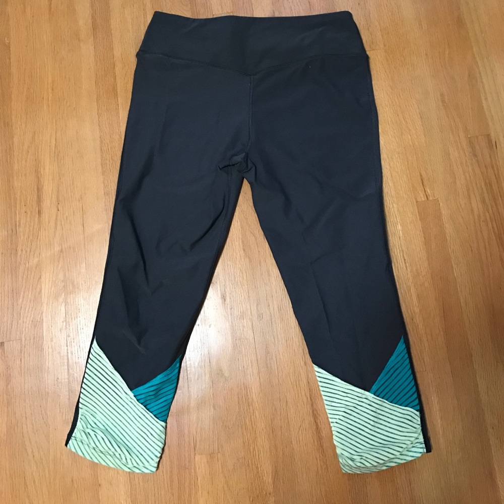 Grey Nike L crop leggings teal and green calves