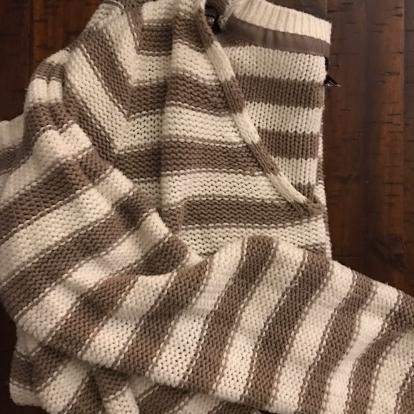 H&M Striped White and Tan V Neck Sweater SZ M - Picture 2 of 3