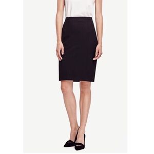 Stylish Ann Taylor Pencil Skirt- can fit 6/8