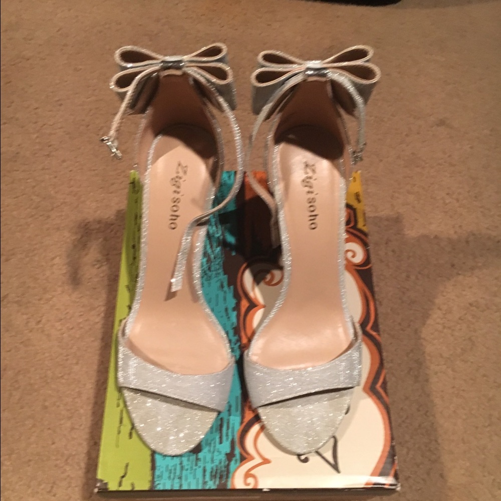 High heel skinny around ankle strap