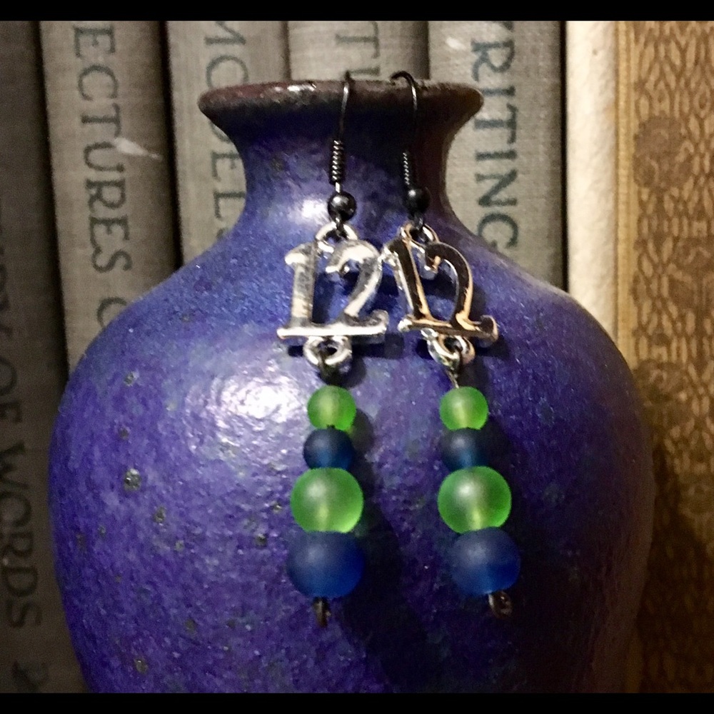 💕 !Cute 12th Man Seattle Seahawks earrings! 💕
