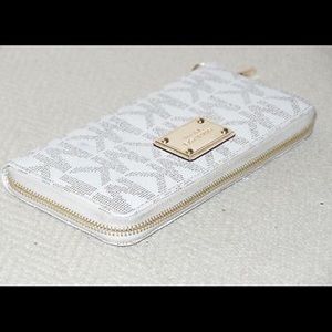 MK Jet Set Zip Around Continental Wallet - Vanilla