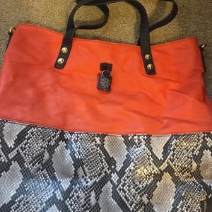 Jessica Simpson handbag! Getaway tote