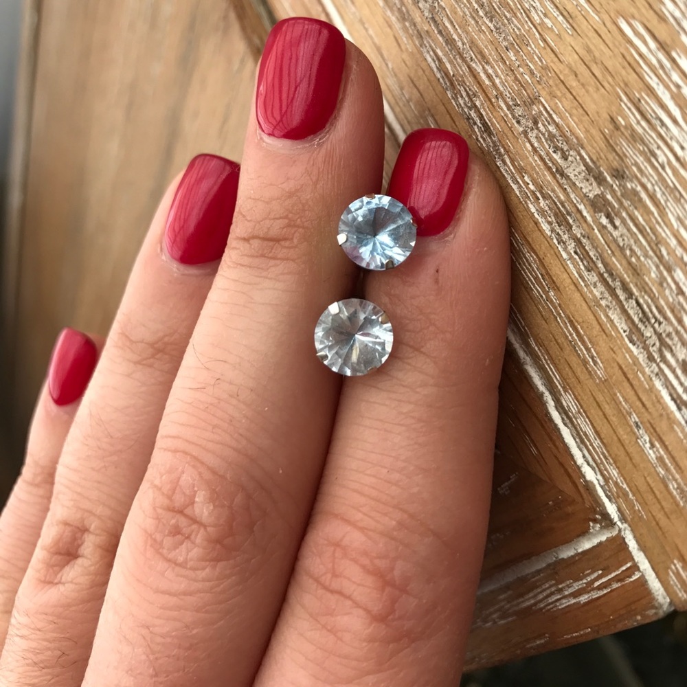 Beautiful white gold aquamarine stud earrings