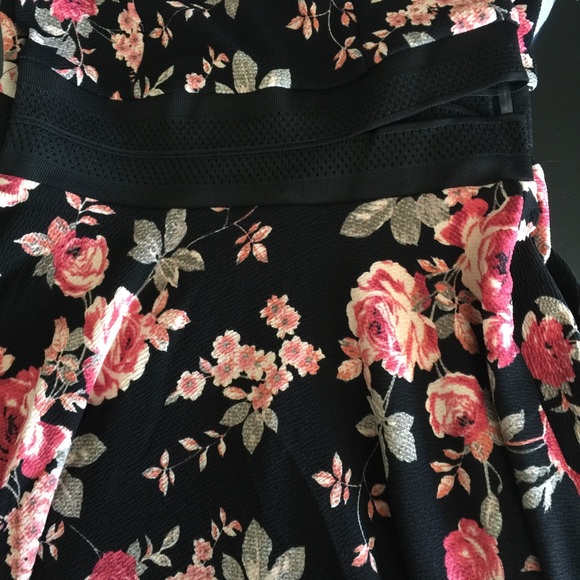 ‼️2 LEFT! GORGEOUS FLORAL SKATER DRESS - Picture 3 of 7