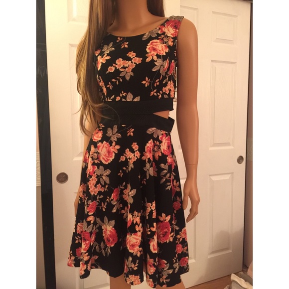 ‼️2 LEFT! GORGEOUS FLORAL SKATER DRESS - Picture 4 of 7
