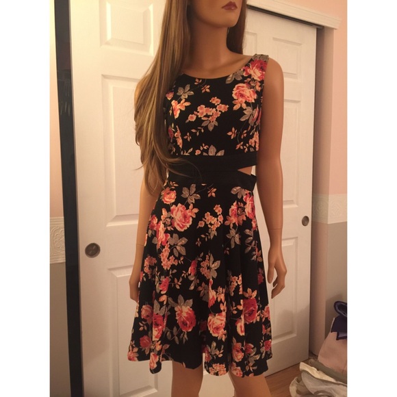 ‼️2 LEFT! GORGEOUS FLORAL SKATER DRESS - Picture 5 of 7