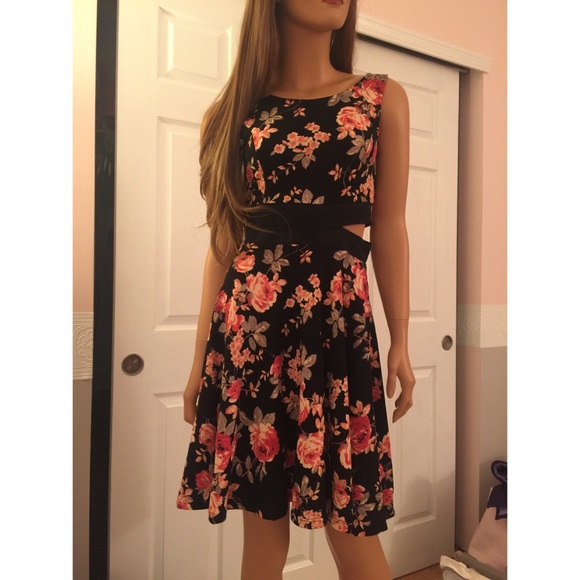 ‼️2 LEFT! GORGEOUS FLORAL SKATER DRESS - Picture 6 of 7