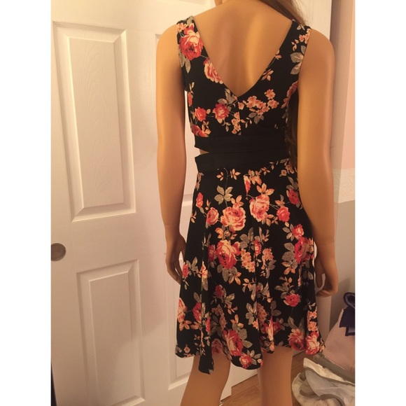 ‼️2 LEFT! GORGEOUS FLORAL SKATER DRESS - Picture 7 of 7