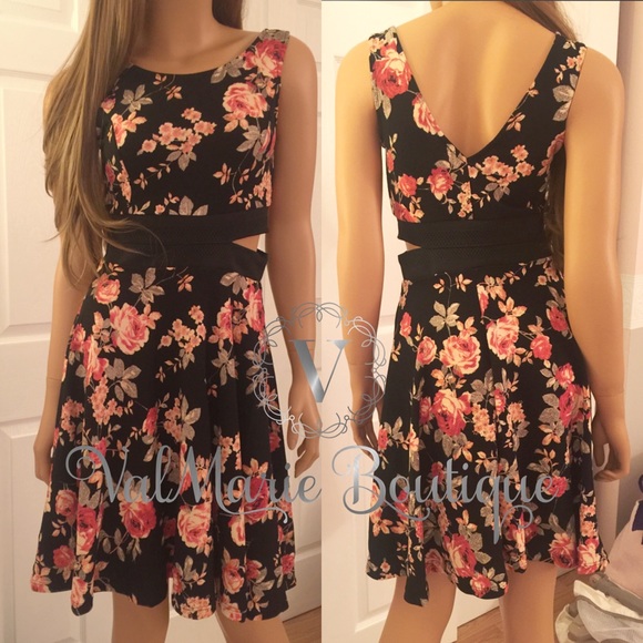 ‼️2 LEFT! GORGEOUS FLORAL SKATER DRESS - Picture 2 of 7