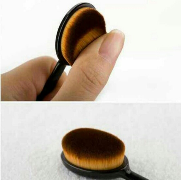 LARGE OVAL FOUNDATION MAKEUP BRUSH - Picture 2 of 3