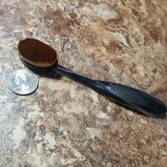 LARGE OVAL FOUNDATION MAKEUP BRUSH - Picture 3 of 3