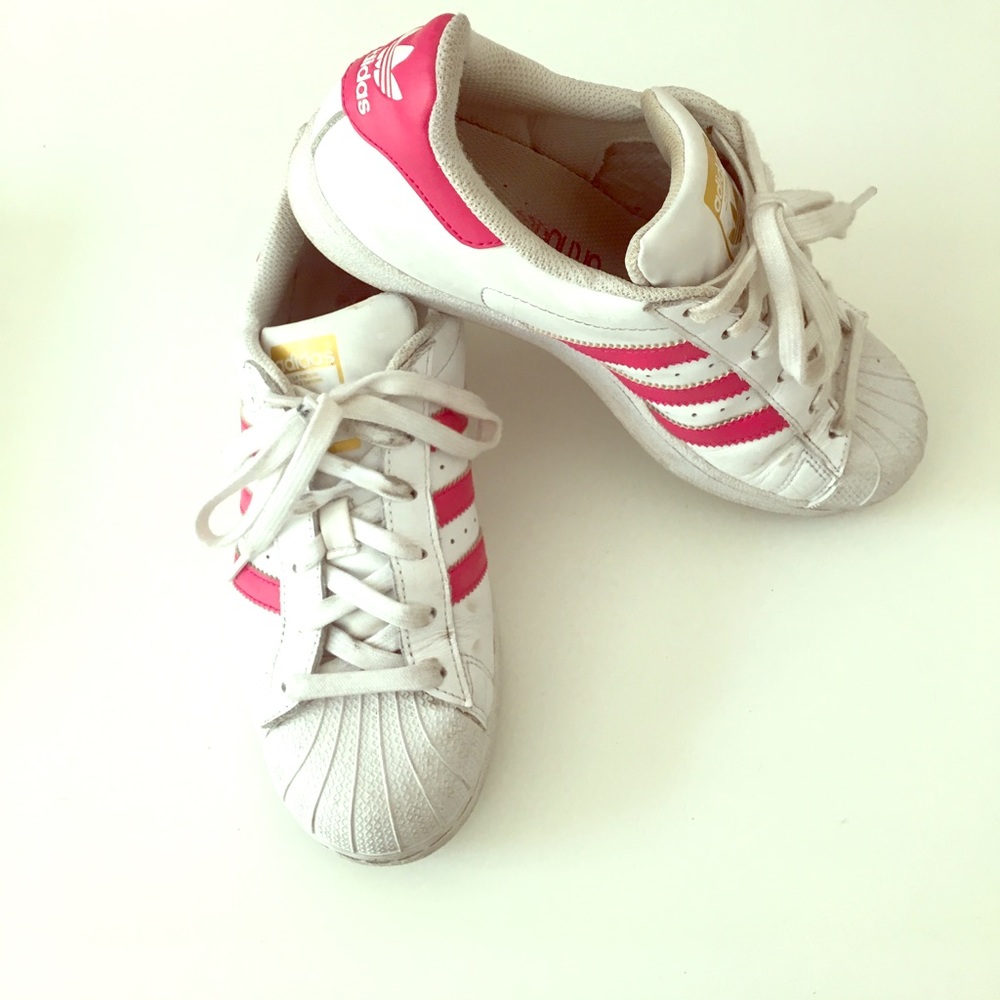Adidas superstars!