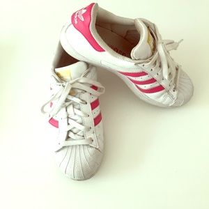 Adidas superstars!