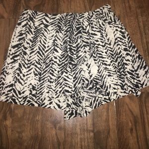 Front wrap black and white side tie w/zip shorts