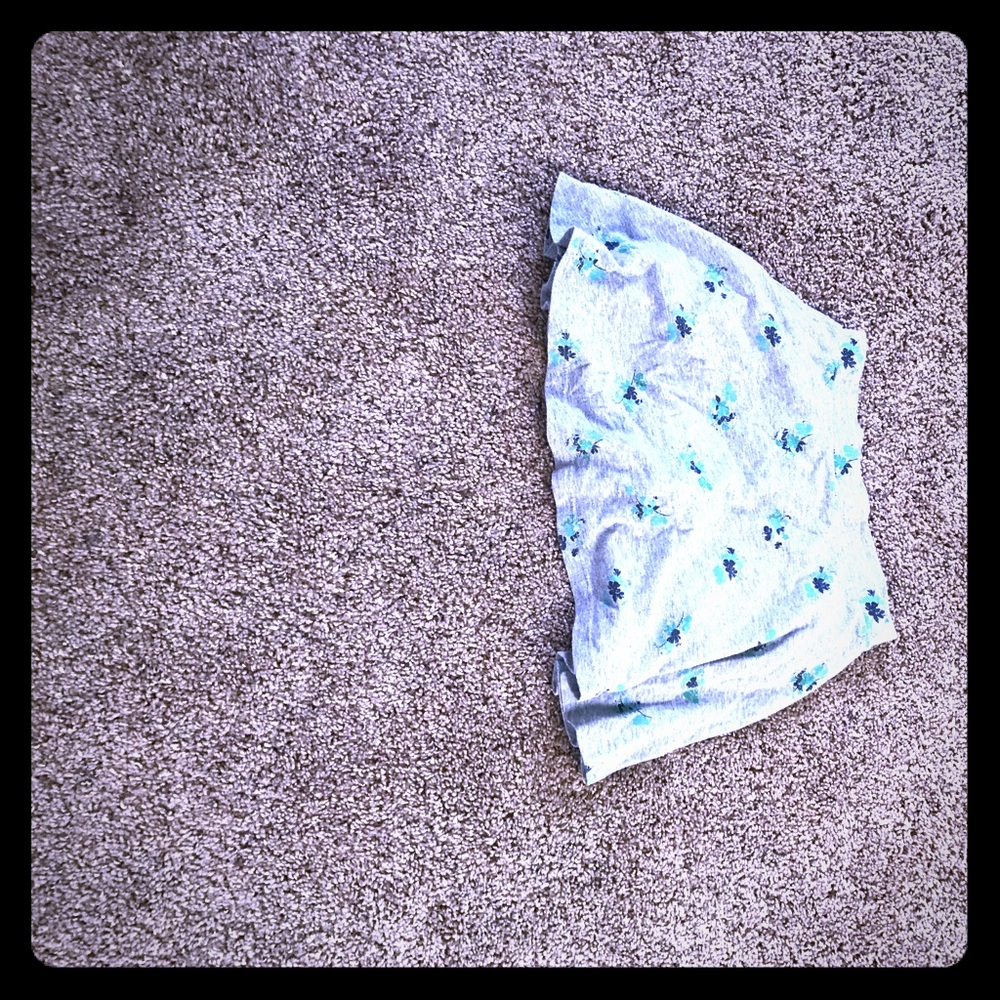 A floral print skirt.