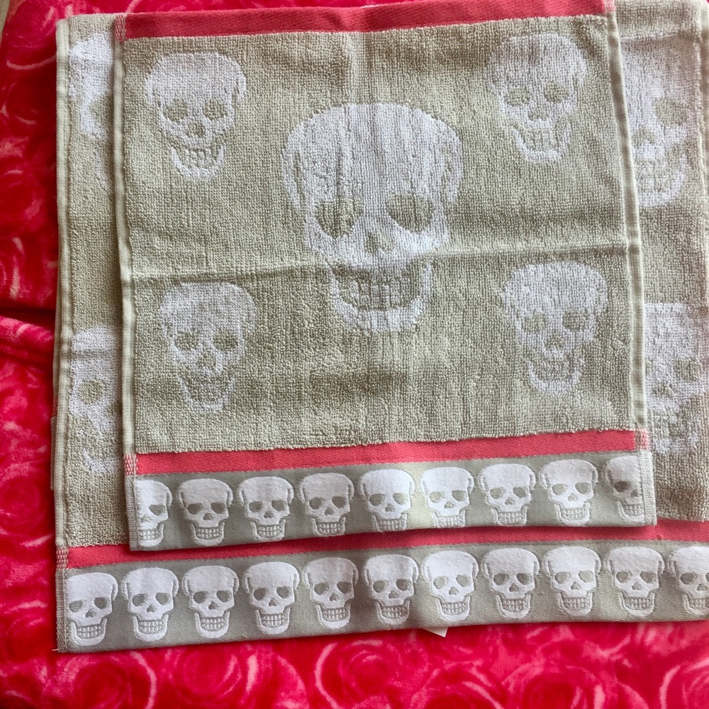 Betsey Johnson 3 Piece Towel Skelator Skull Pink - Picture 4 of 6