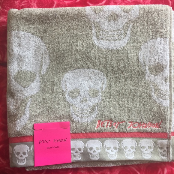 Betsey Johnson 3 Piece Towel Skelator Skull Pink - Picture 2 of 6