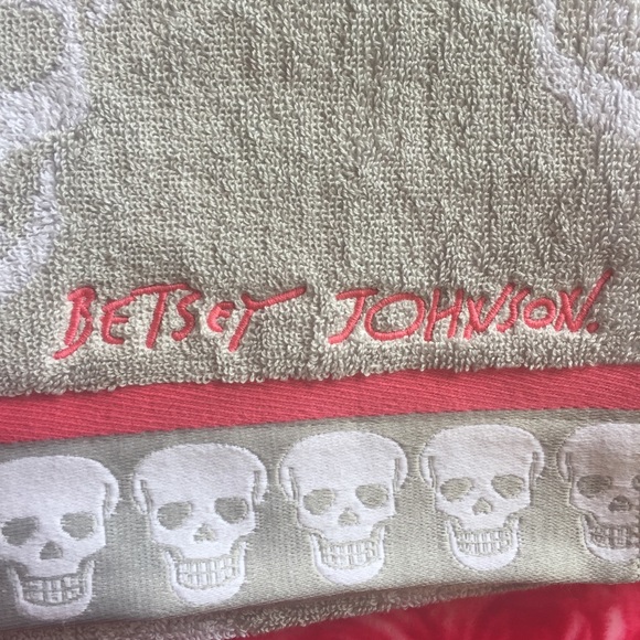 Betsey Johnson 3 Piece Towel Skelator Skull Pink - Picture 3 of 6