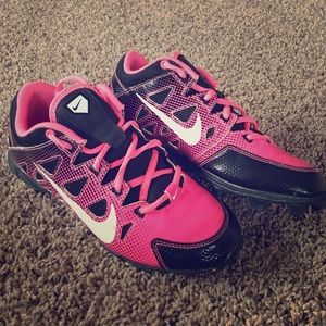 Youth softball cleats