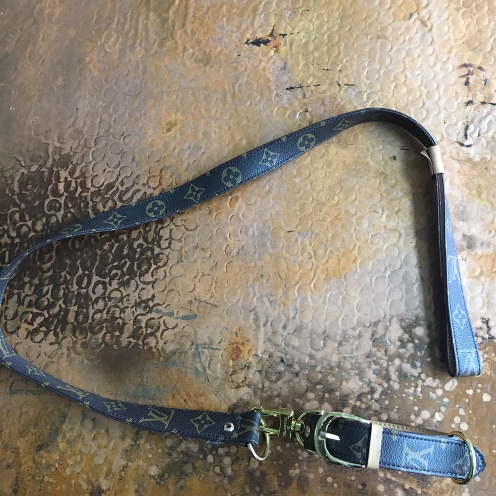 LV logo leash