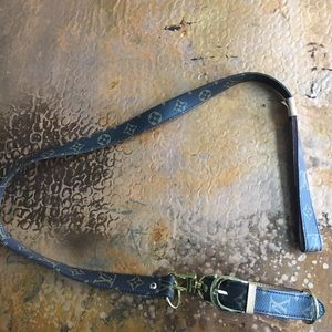 LV logo leash