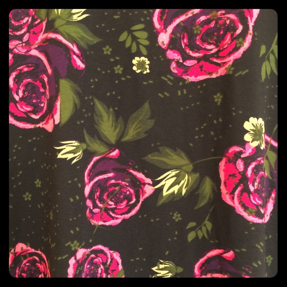 🦄 Rare LuLaRoe Classic Tee Roses XS 🦄 - Picture 2 of 4